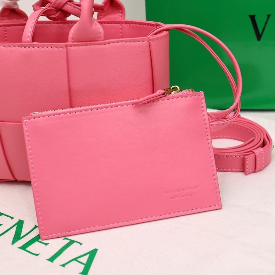 Bottega Veneta Cassette 15-Pint Intrecciato Bag 23cm