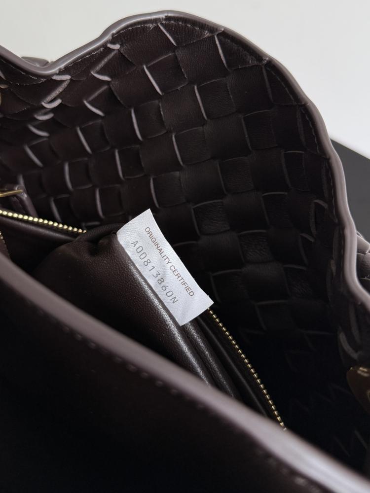 Bottega Veneta Andiamo Woven Bucket Bag 18.5cm