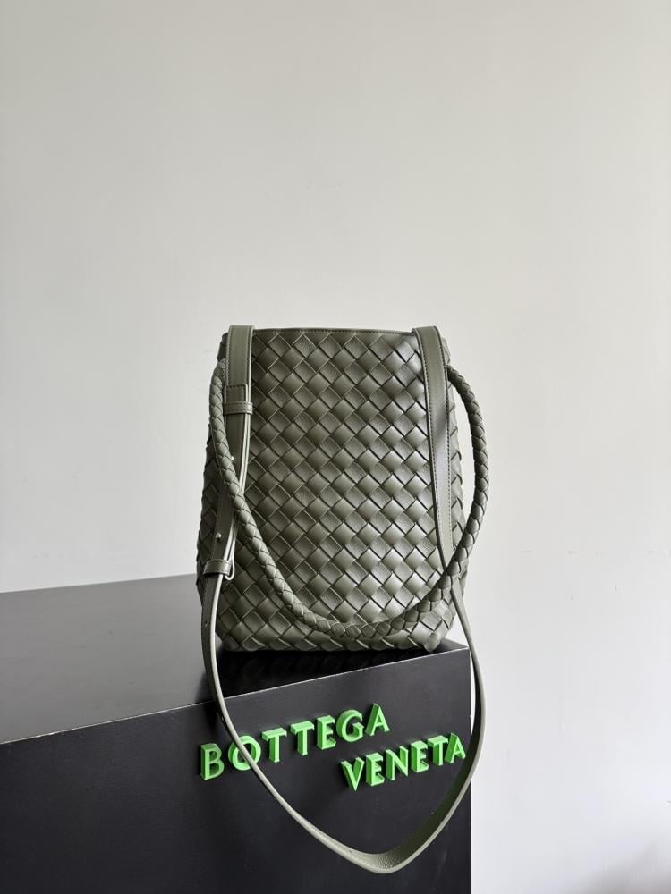 Bottega Veneta Andiamo Woven Bucket Bag 18.5cm