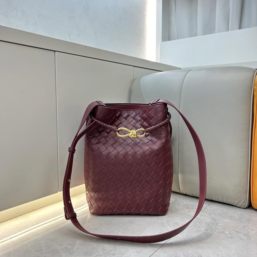 Bottega Veneta Andiamo New Bucket Bag 21cm