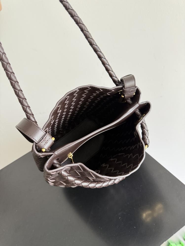 Bottega Veneta Andiamo Woven Bucket Bag 18.5cm