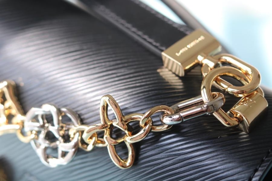 LV Twist Monogram Chain 23cm
