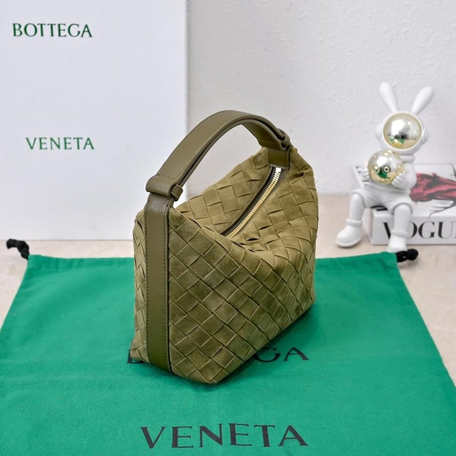 BV Wallace Shoulder Bag 22cm