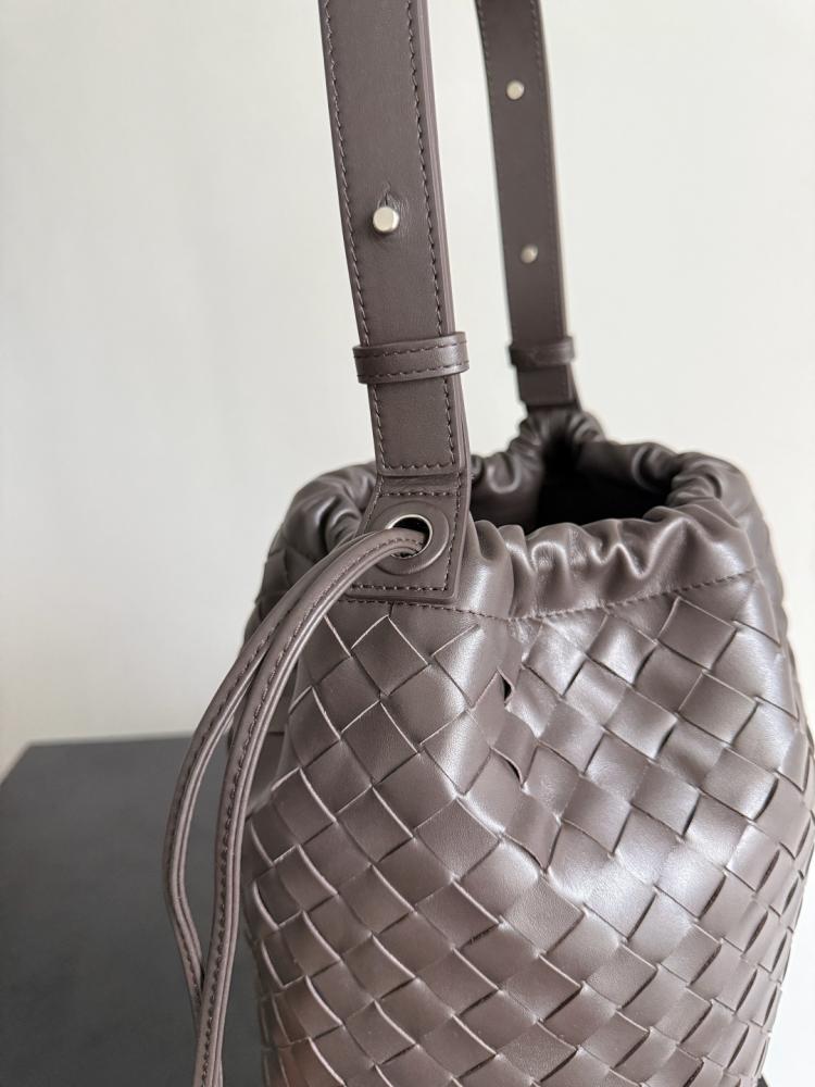 BV Biblioteca Bucket Bag 24cm