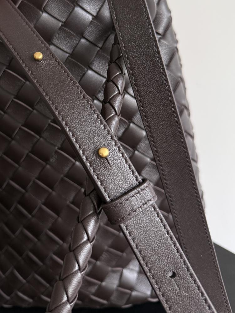 Bottega Veneta Andiamo Woven Bucket Bag 18.5cm