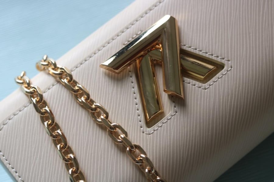 LV Twist East-West 23.5cm