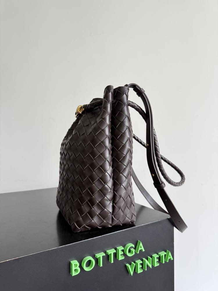 Bottega Veneta Andiamo Woven Bucket Bag 18.5cm
