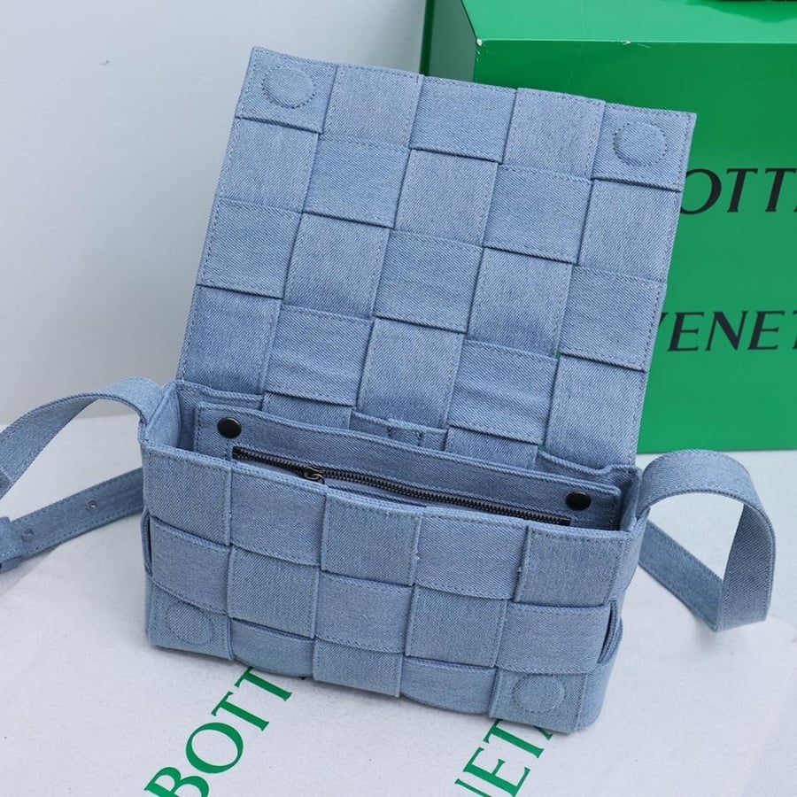 Bottega Veneta Cassette 15-Pint Intrecciato Bag 23cm