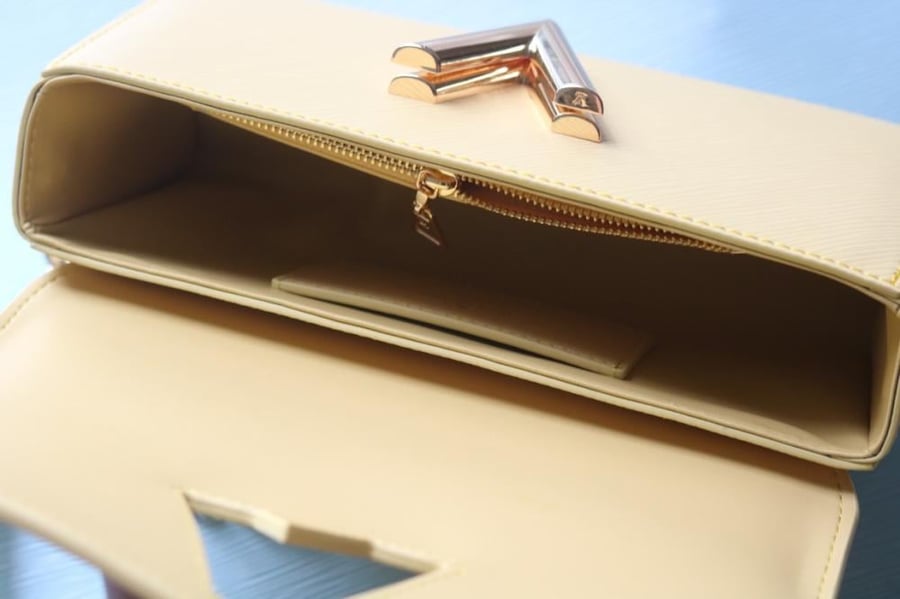 LV Twist East-West 23.5cm