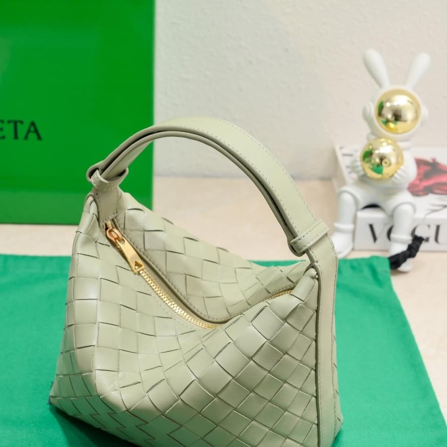 BV Wallace Shoulder Bag 22cm