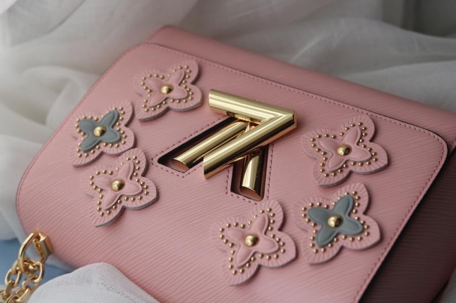 LV Twist Embellished 23cm