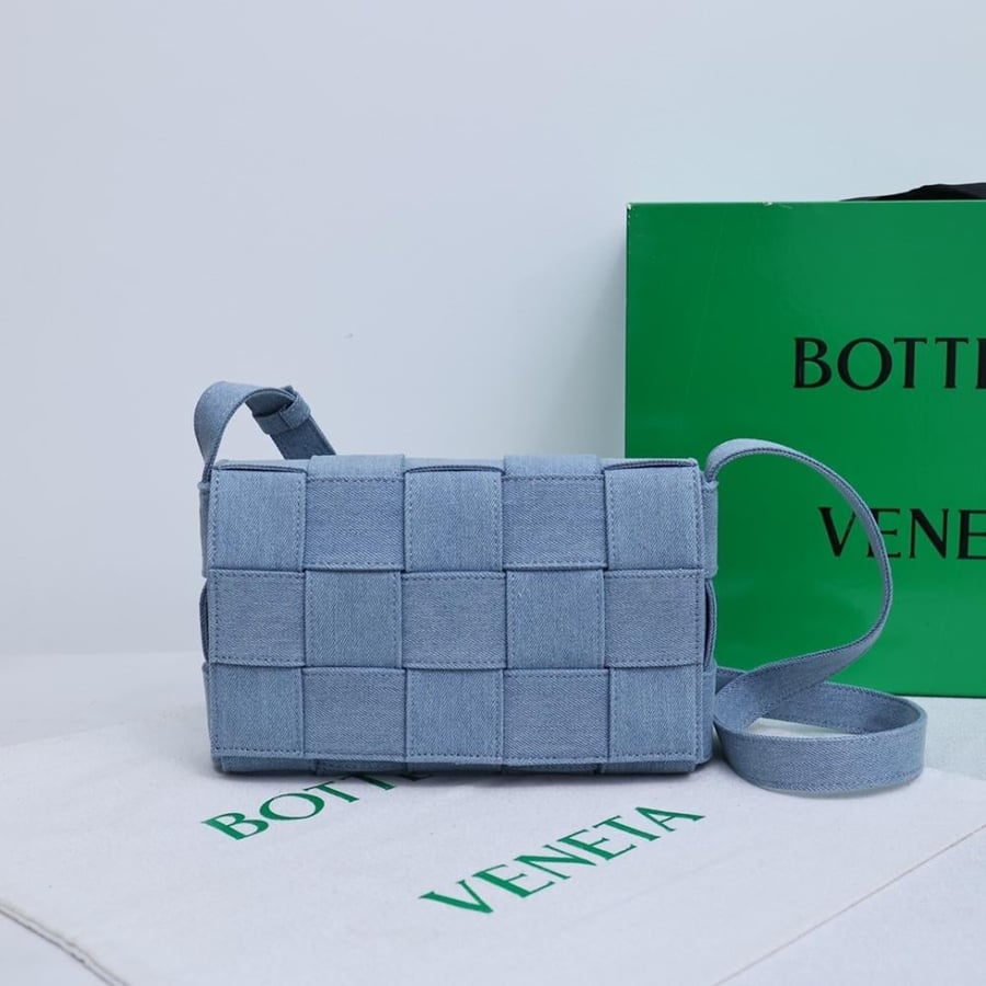 Bottega Veneta Cassette 15-Pint Intrecciato Bag 23cm