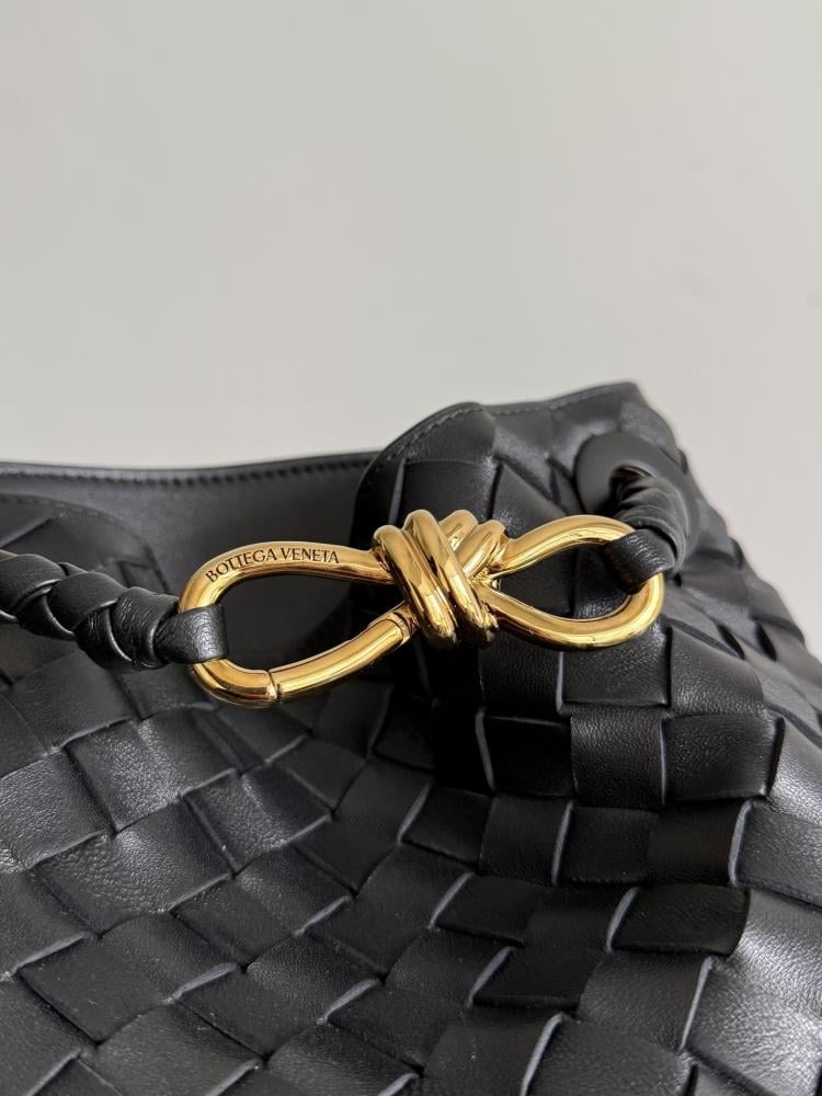 Bottega Veneta Andiamo Woven Bucket Bag 18.5cm
