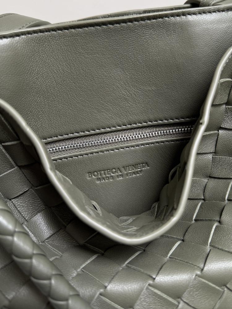 Bottega Veneta Andiamo Woven Bucket Bag 18.5cm