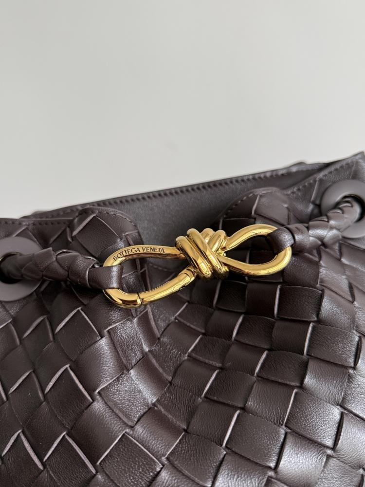 Bottega Veneta Andiamo Woven Bucket Bag 18.5cm