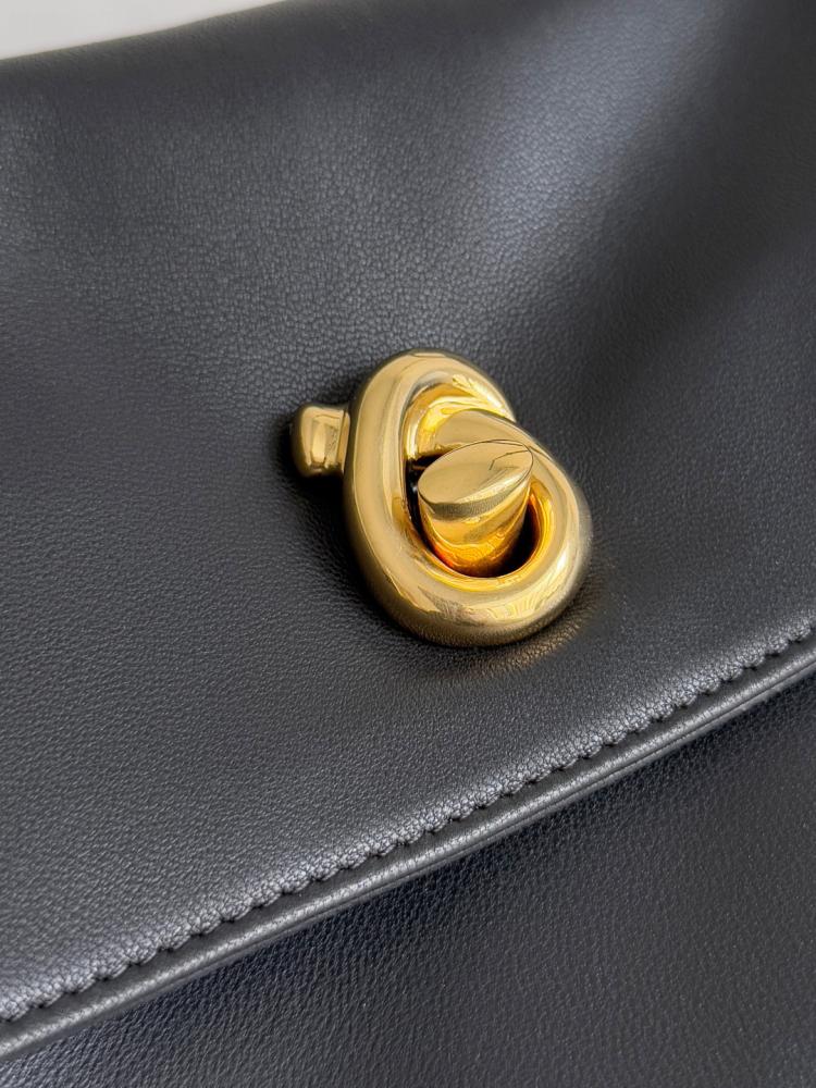 Bottega Veneta New Madison Bag 27cm