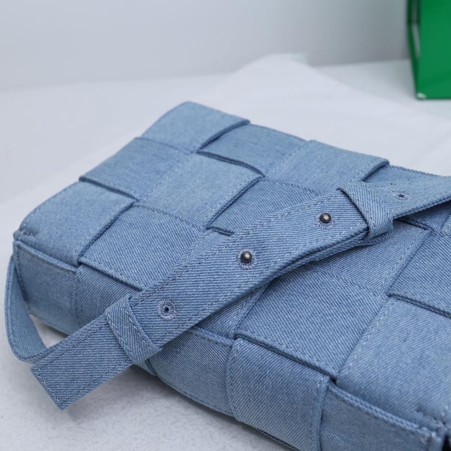 Bottega Veneta Cassette 15-Pint Intrecciato Bag 23cm