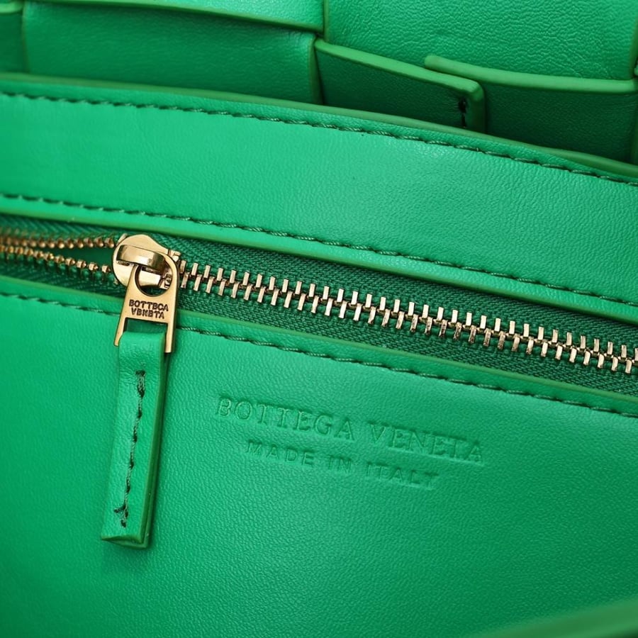 Bottega Veneta Cassette 15-Pint Intrecciato Bag 23cm