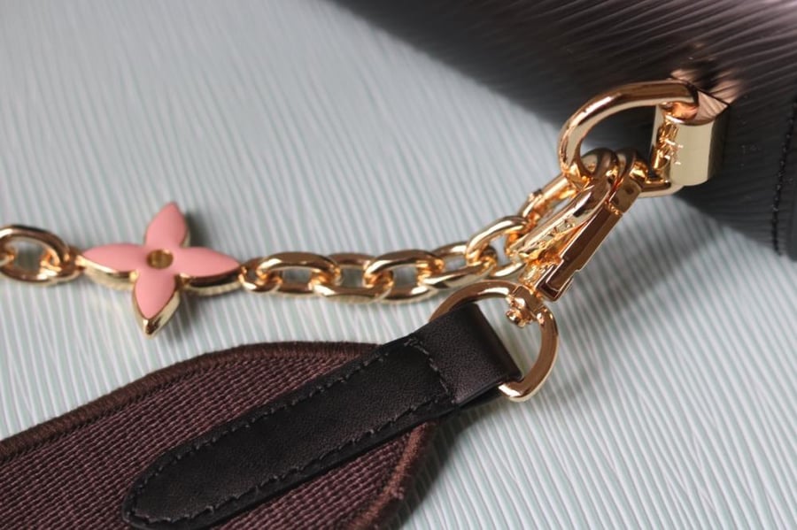 LV Twist Charms Chain 23cm