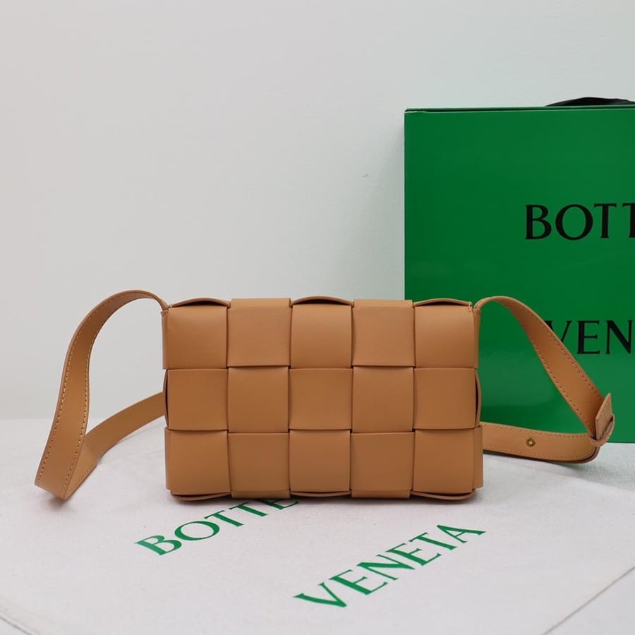 Bottega Veneta Cassette 15-Pint Intrecciato Bag 23cm