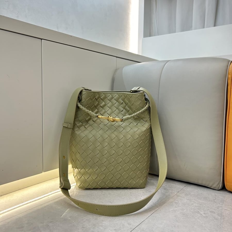 Bottega Veneta Andiamo New Bucket Bag 21cm