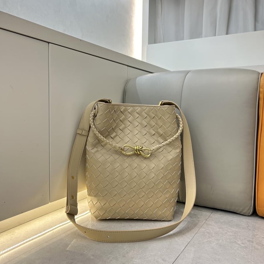 Bottega Veneta Andiamo New Bucket Bag 21cm