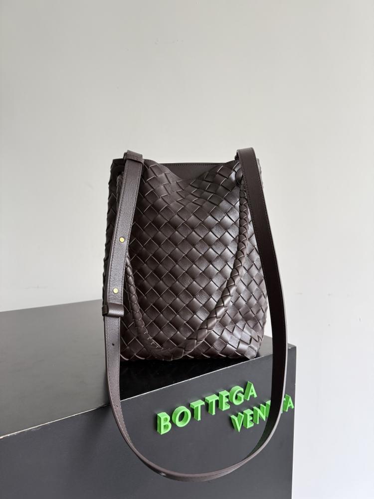 Bottega Veneta Andiamo Woven Bucket Bag 18.5cm