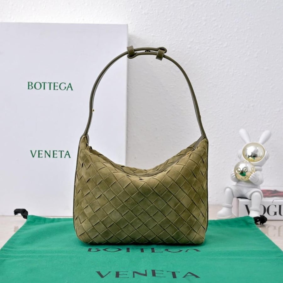 BV Wallace Shoulder Bag 22cm