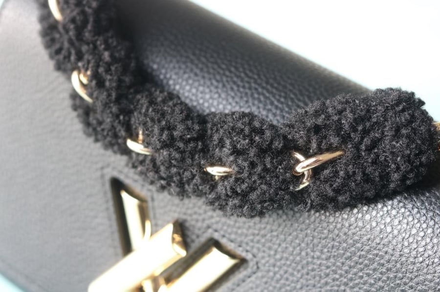 LV Twist Shearling Handle 23cm