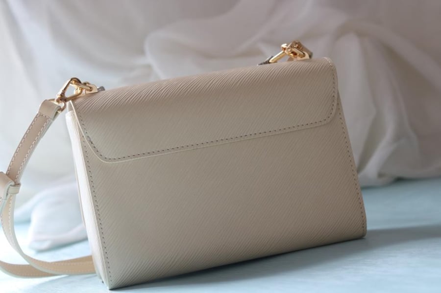 LV Twist Monogram Chain 23cm