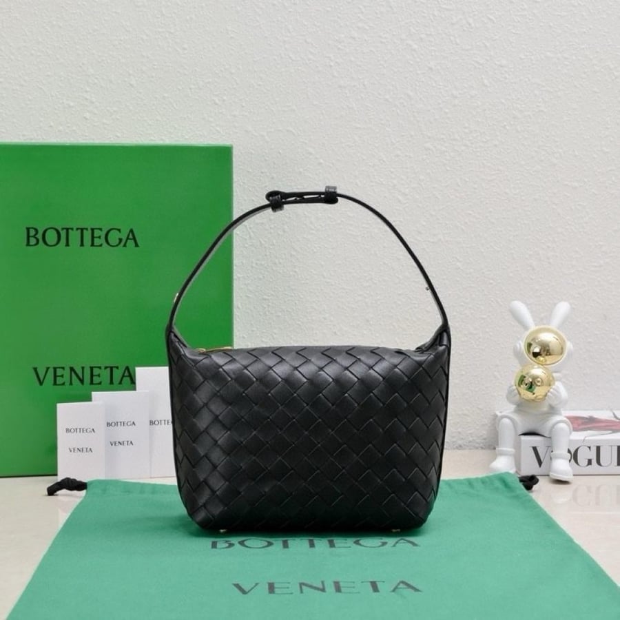 BV Wallace Shoulder Bag 22cm