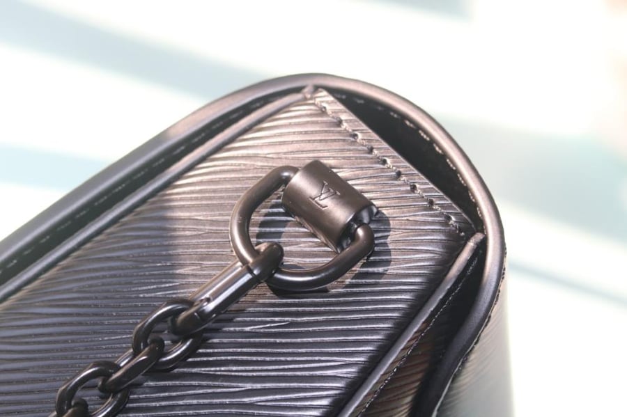 LV Twist East-West 23.5cm