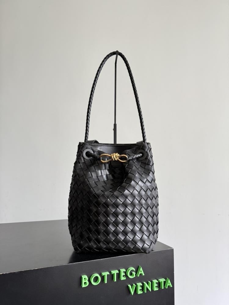 Bottega Veneta Andiamo Woven Bucket Bag 18.5cm