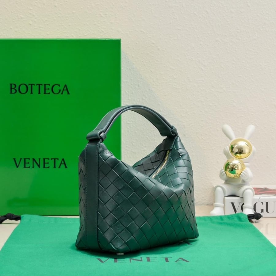 BV Wallace Shoulder Bag 22cm