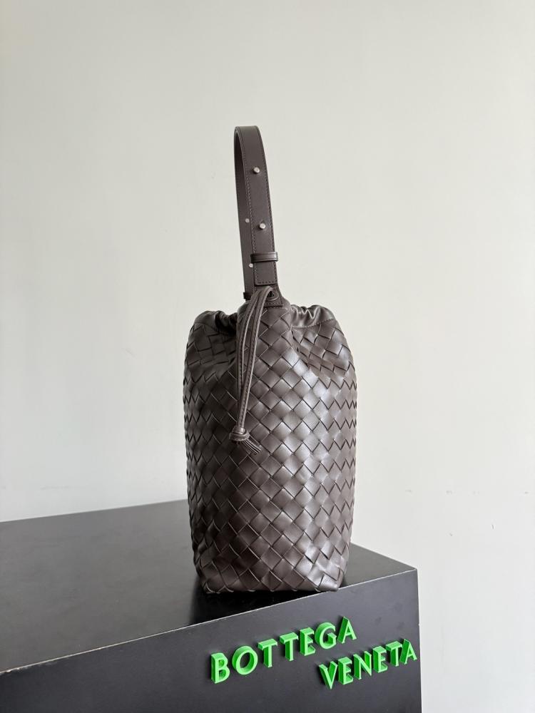 BV Biblioteca Bucket Bag 24cm