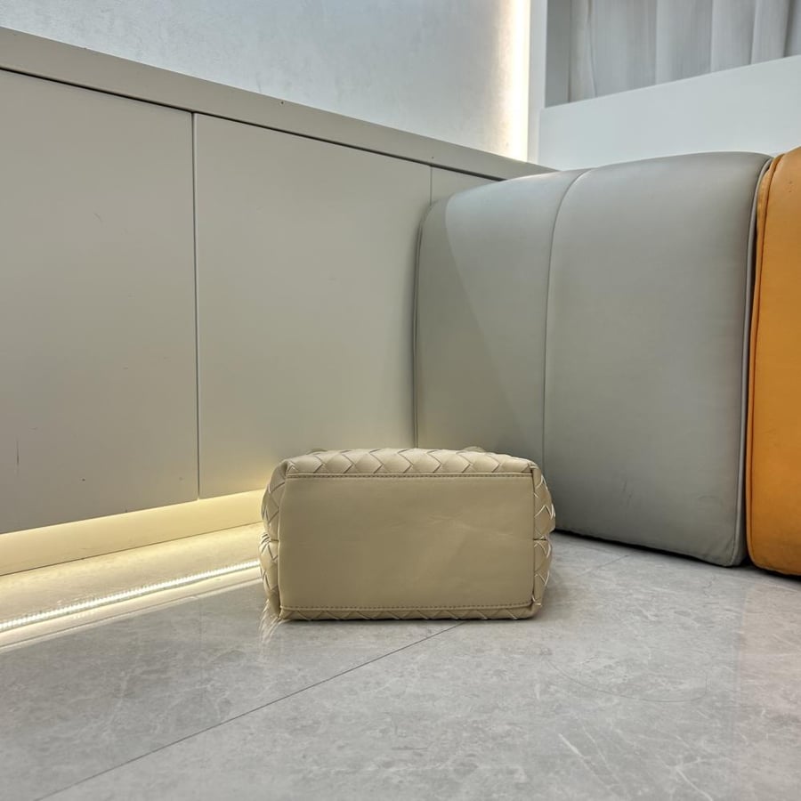 Bottega Veneta Andiamo New Bucket Bag 21cm