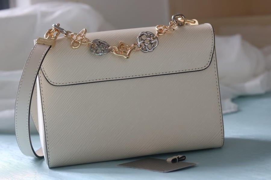 LV Twist Monogram Chain 23cm