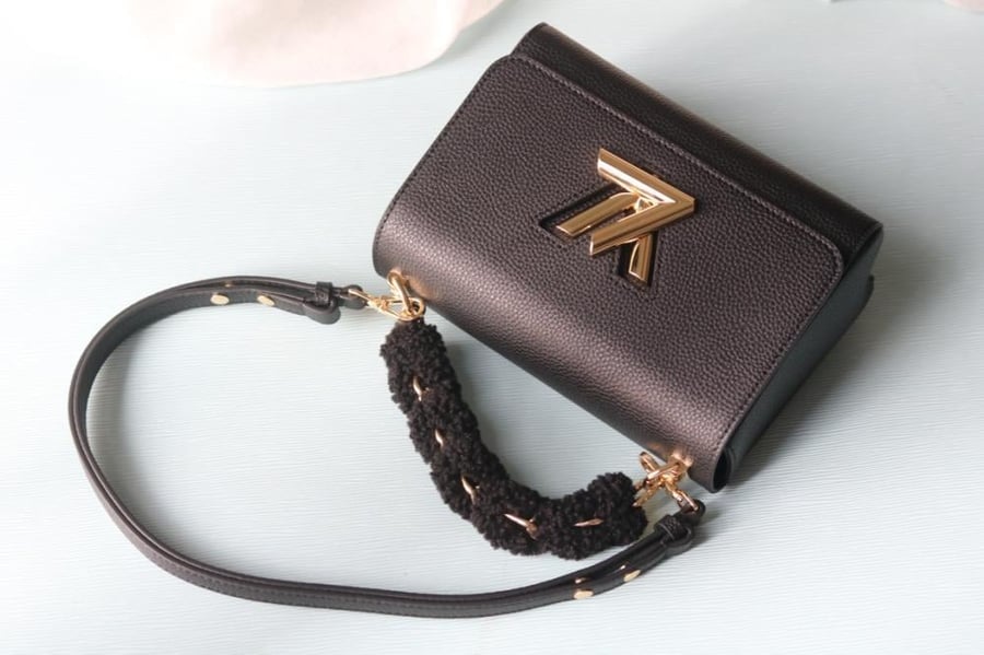 LV Twist Shearling Handle 23cm