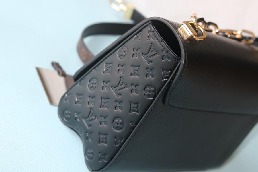 LV Twist Empreinte Chain 23cm