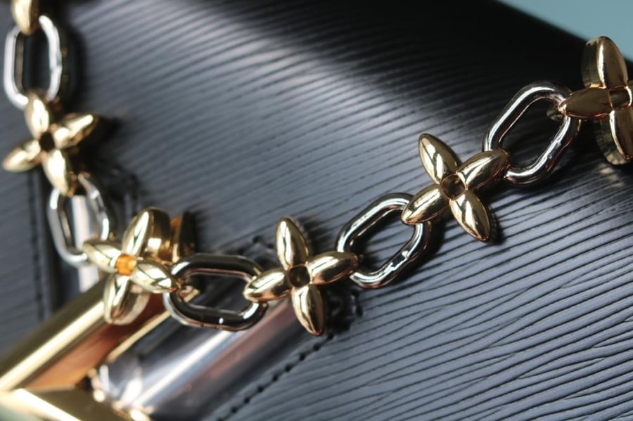 LV Twist Monogram Chain 23cm