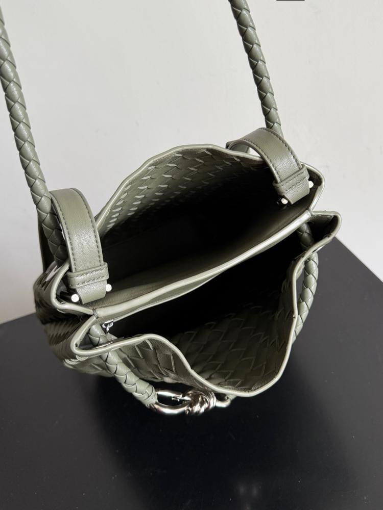 Bottega Veneta Andiamo Woven Bucket Bag 18.5cm