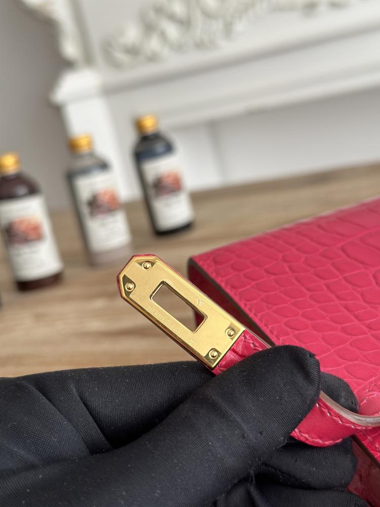 Hermes Kelly Mini Pochette 22cm - Raspberry Pink / Gold Hardware