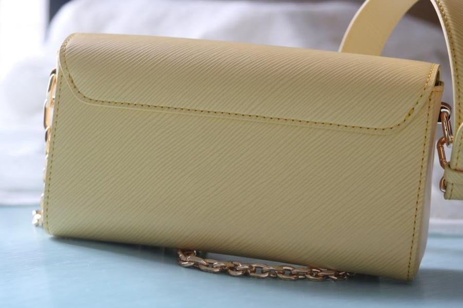LV Twist East-West 23.5cm