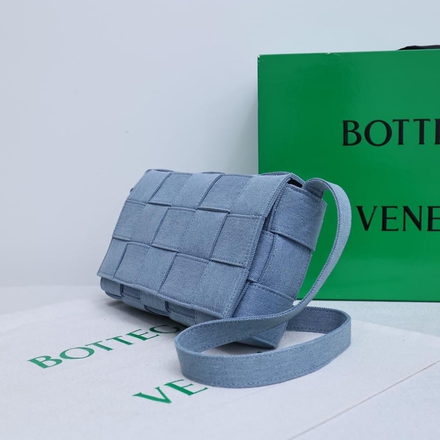 Bottega Veneta Cassette 15-Pint Intrecciato Bag 23cm