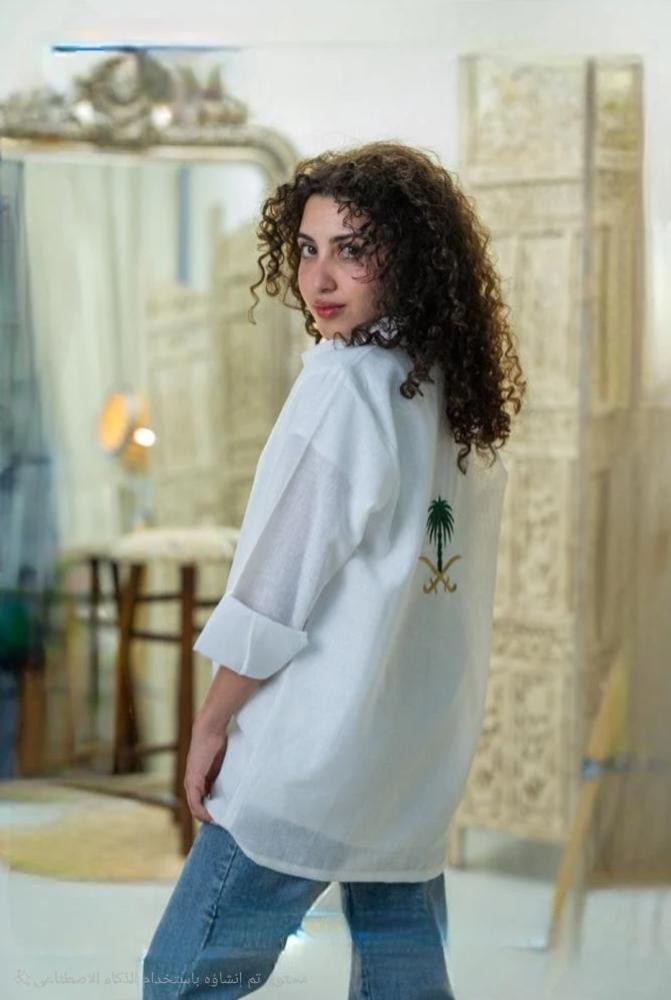 قميص اليوم الوطني بتطريز سيفين و نخلة