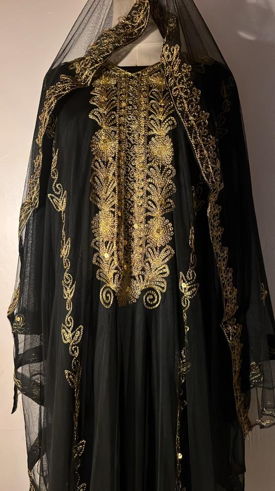 نشل شرقاوي (بطانة، قطعة النشل ، طرحة طويلة مطرزة )