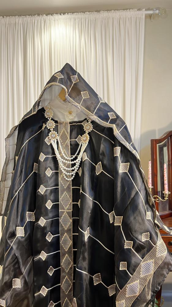 مسدح حجازي اسود ،محتوياته (الثوب الخارجي ، البطانه ، السديريه ، المدوره ، الطرحه )