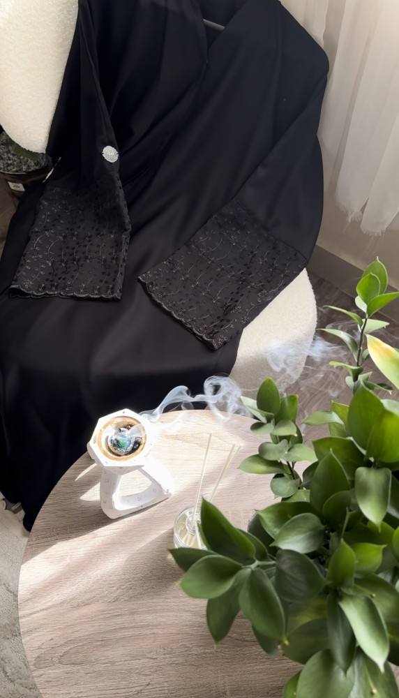 عباية النص كم دانتيل مع الطرحه