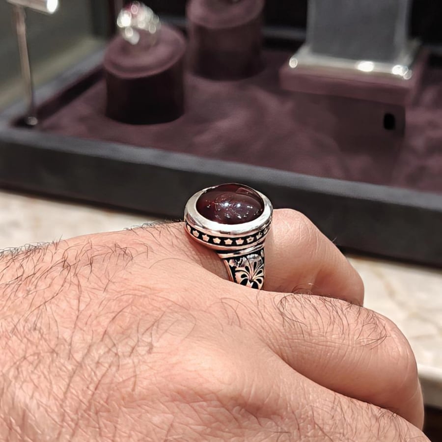 خاتم عقيق يماني طبيعي احمر بصياغة عارف البحرين فضة 990