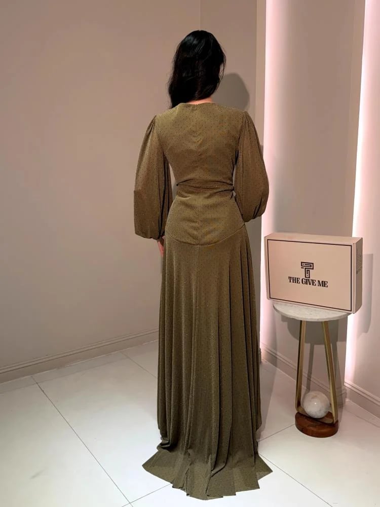 فستان سهرة بقصة درابيه مع أكمام طويلة وواسعه